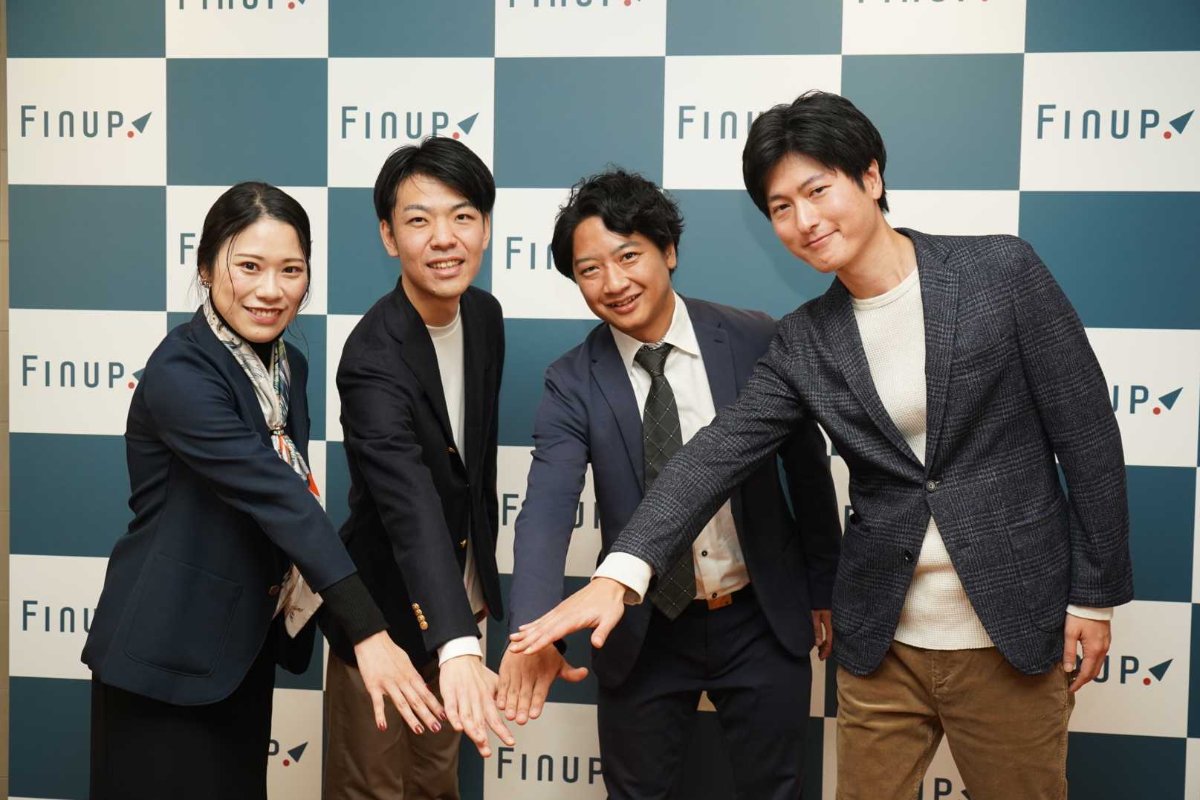 〈フィナップ創立メンバー、左より、林愛取締役、田村啓樹社長、竹谷祐哉取締役（スコラ代表）、佐藤望未取締役〉