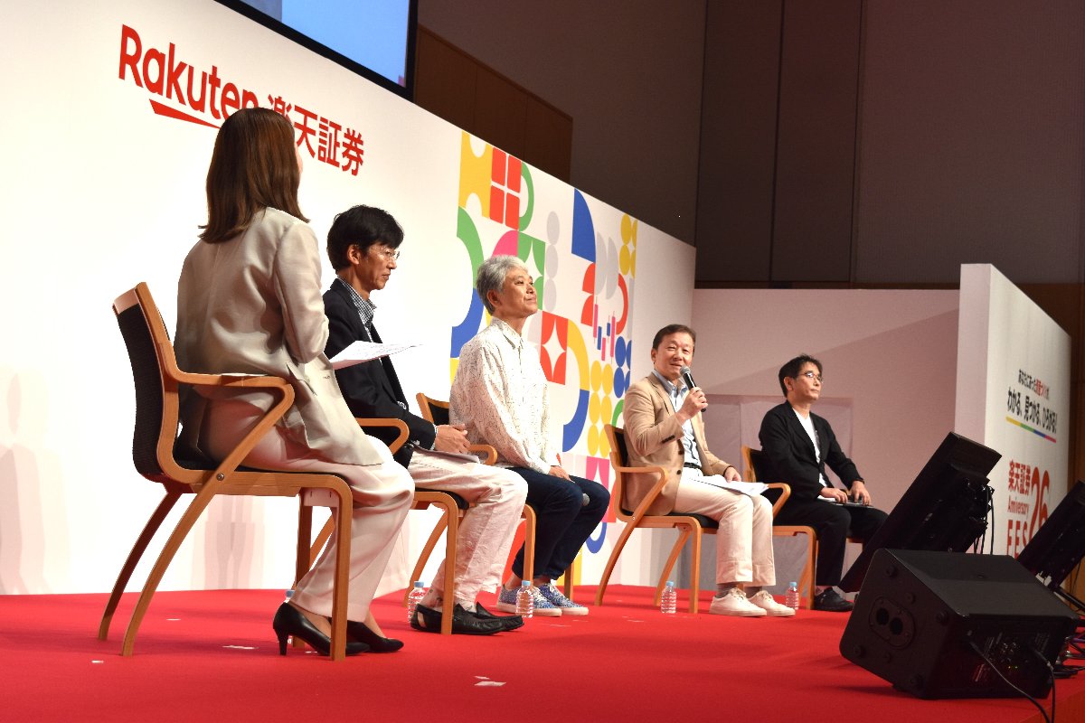 (右から奥野氏、伊井氏、鎌田氏、中野氏)