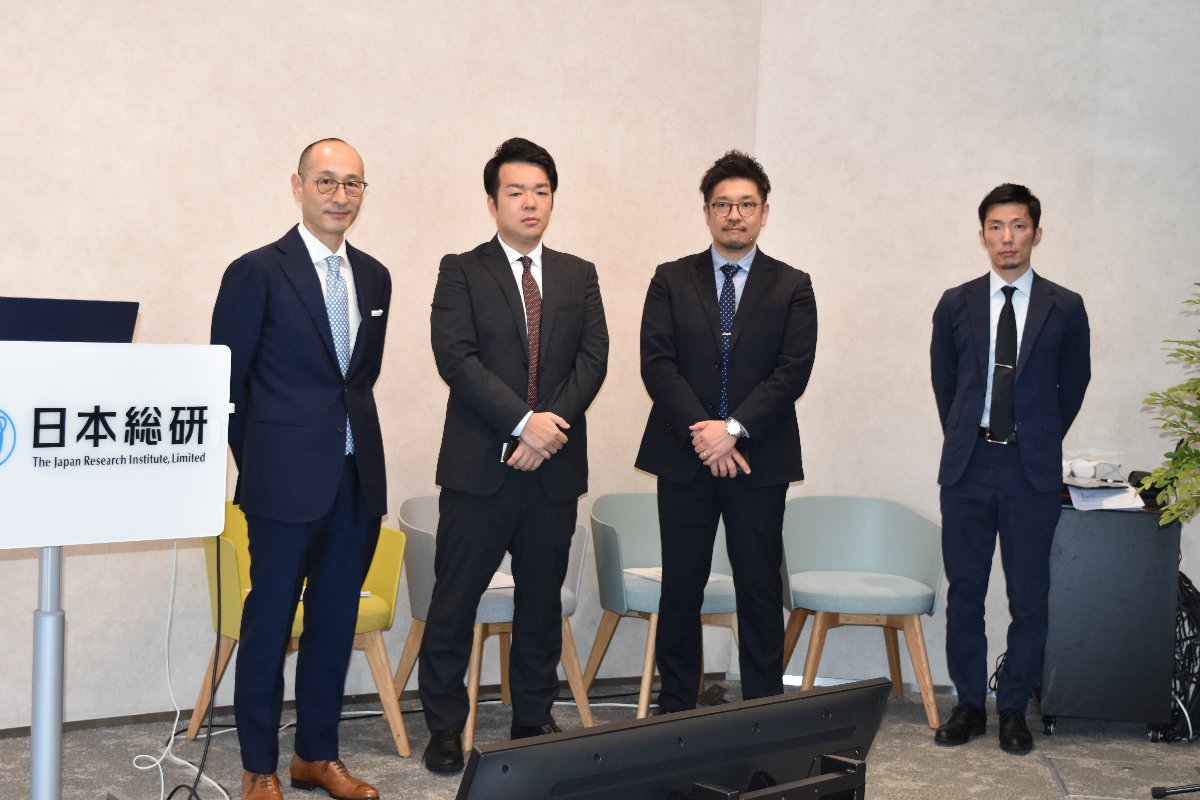 (左から、紀伊氏、高橋氏、石田氏、城岡氏)