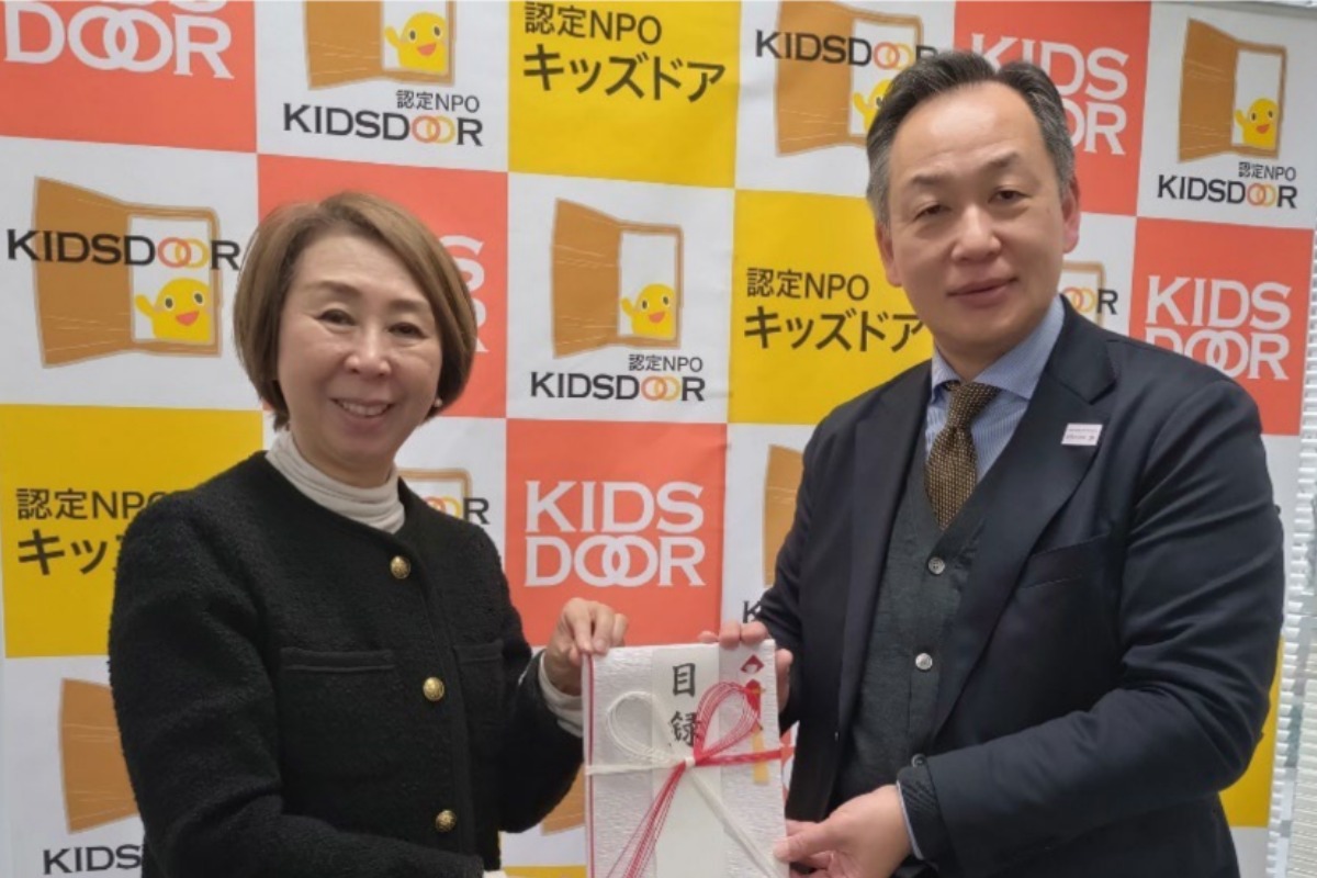 ＜目録贈呈の様子、（左）キッズドア 渡辺 由美子 理事長、（右）三菱ＵＦＪアセットメント常務執行役員 金澤栄道氏、三菱ＵＦＪアセットマネジメント提供＞