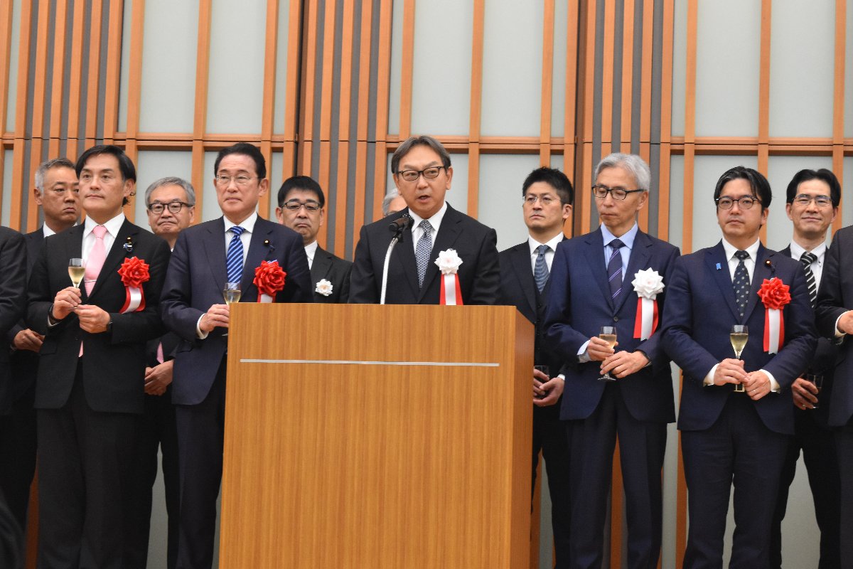 （中央が小池氏）