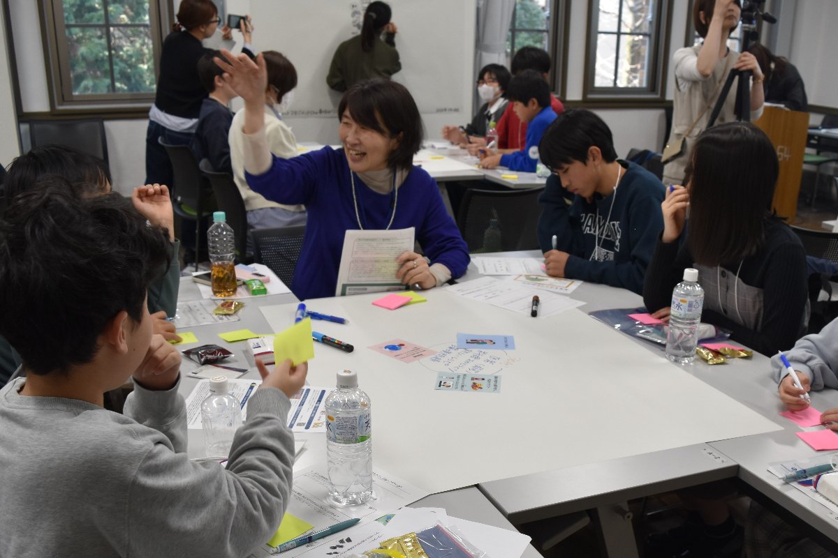 （グループでの議論風景、中央は伊藤所長）