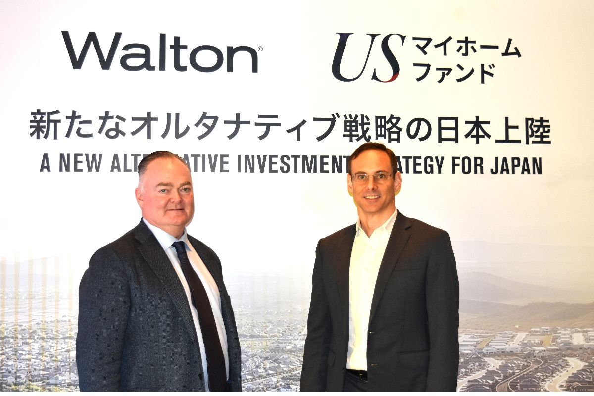 （左はビル・ドハーティ社長、右はマネージング・ディレクター 東南アジア地域のジェームズ・ビューカナン氏）