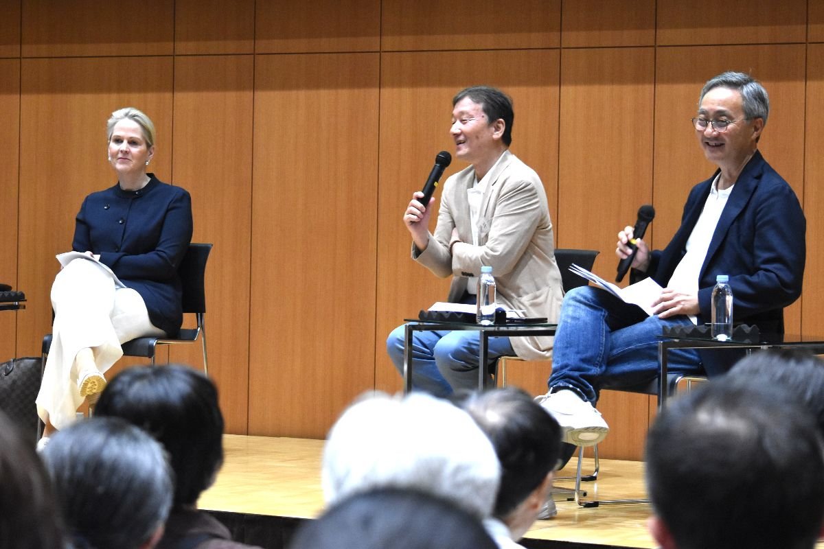 （左からヘンダーソンＣＥＯ、伊井社長、渋澤会長）