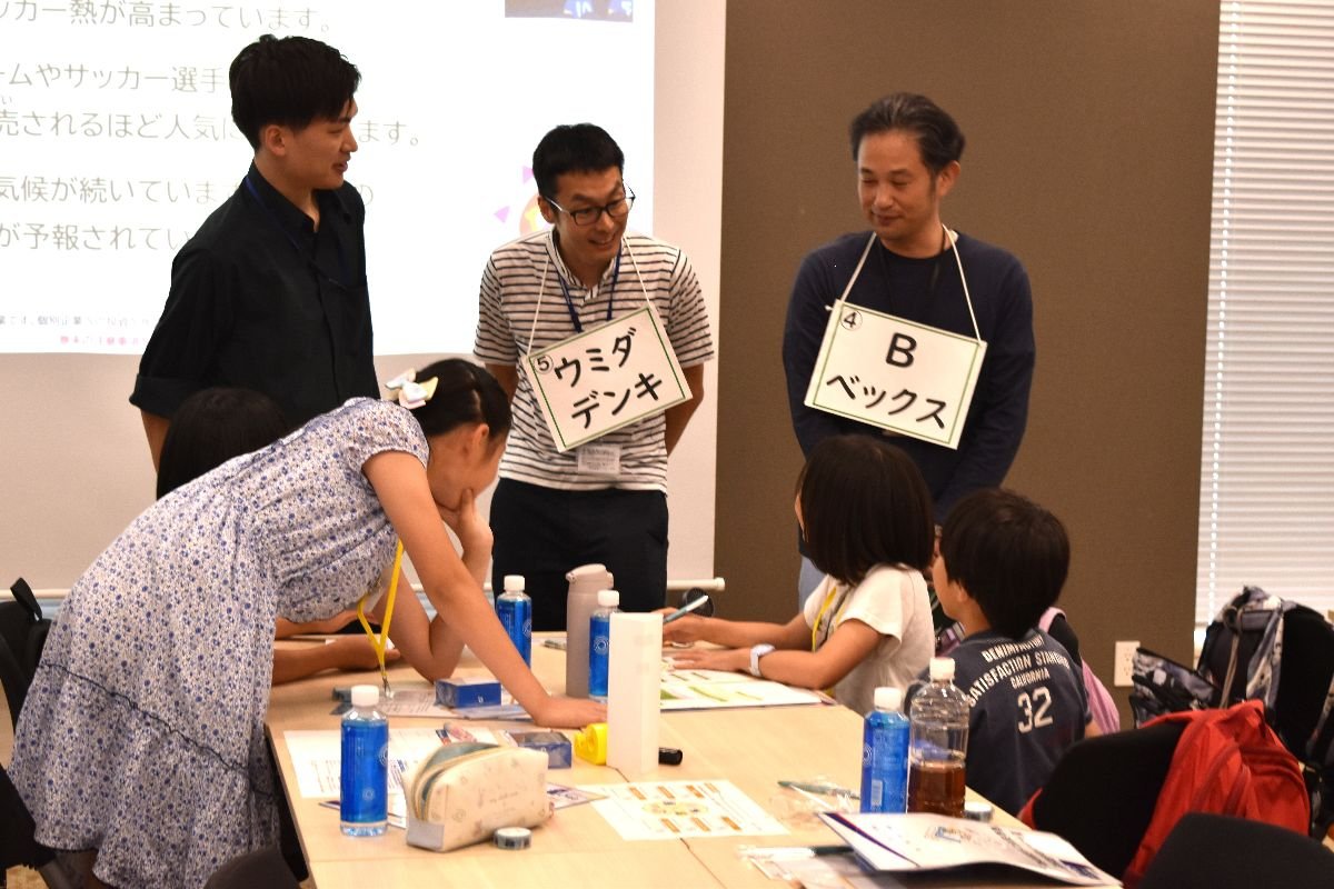 （企業のＩＲ担当者に扮し子どもたちの質問に答える、中央が部奈氏、右が酒井氏）