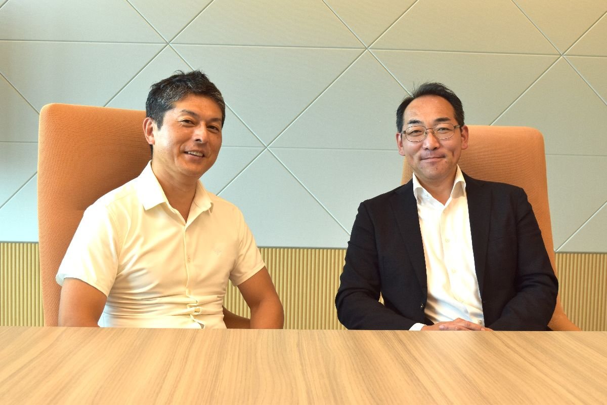 （左から東苑氏、秋谷氏）