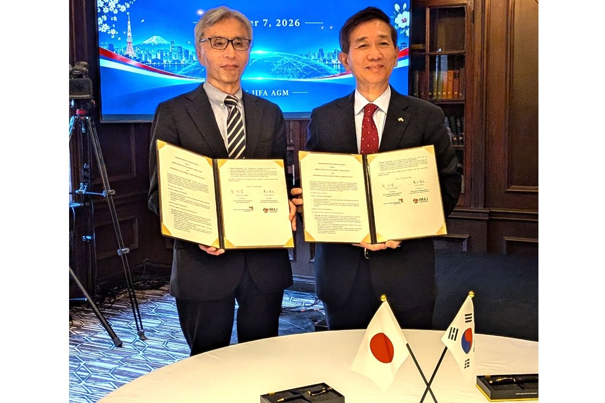 KOFIA調印式（左が菱田会長）
