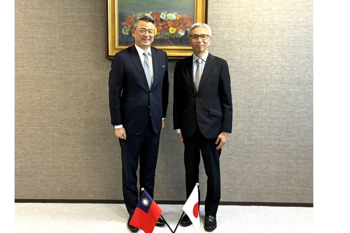 SITCA調印式（右が菱田会長）