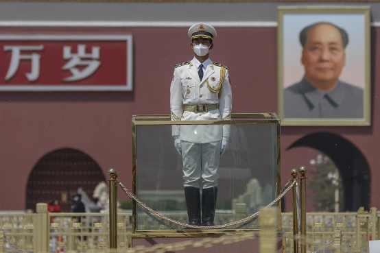 中国北京の天安門広場、マスク姿で警戒に当たる治安要員（EPA時事）