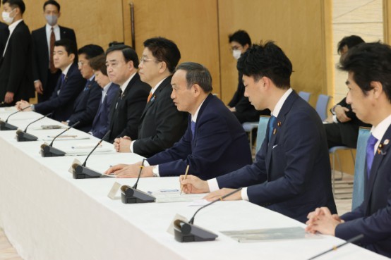 政府の地球温暖化対策推進本部の会合で発言する菅義偉首相（右から３人目）＝１０月３０日、首相官邸