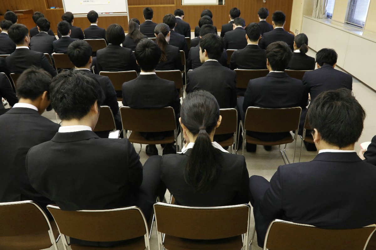 企業の採用選考活動、待合室で待機する大学生ら＝東京都渋谷区