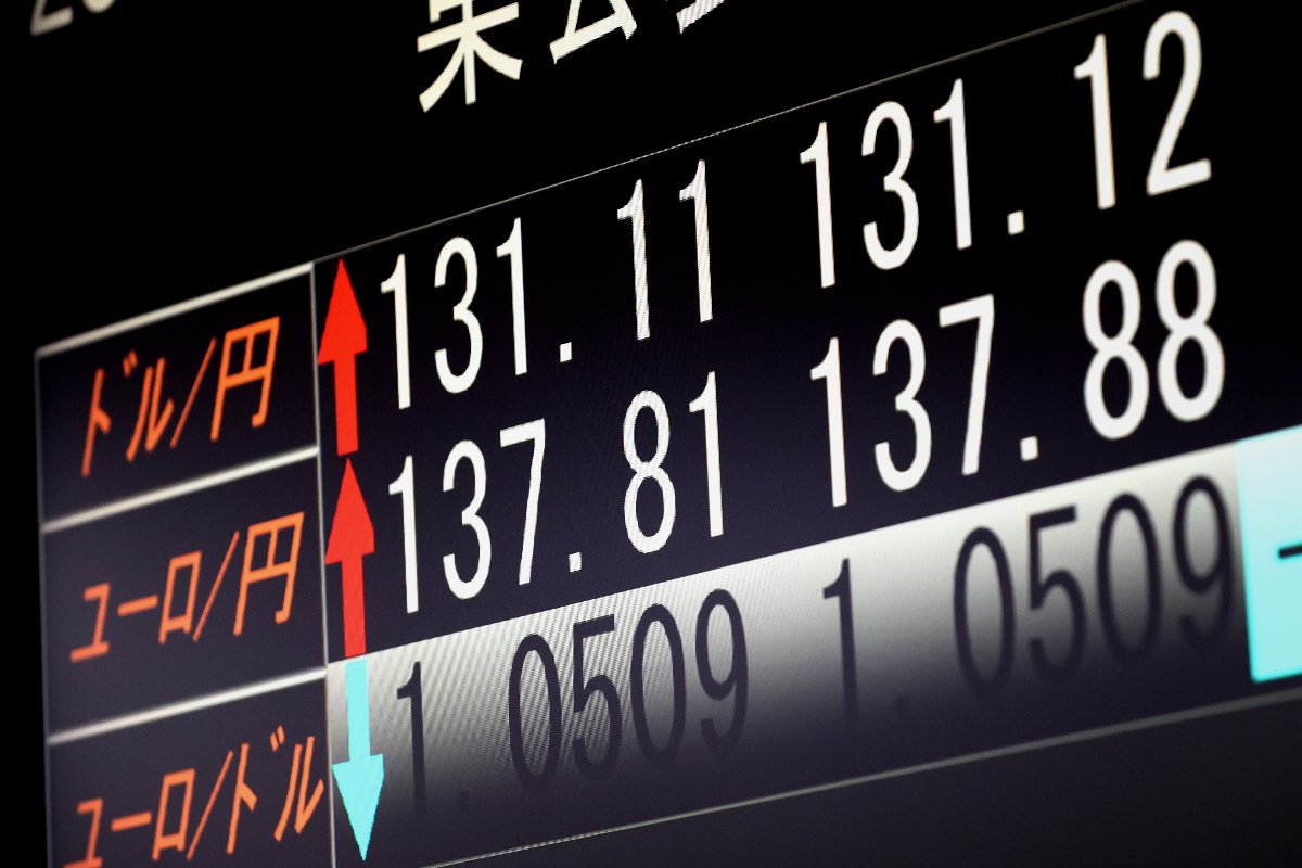 １ドル＝１３１円台に下落した円相場を示すモニター＝４月２８日午後、東京都中央区