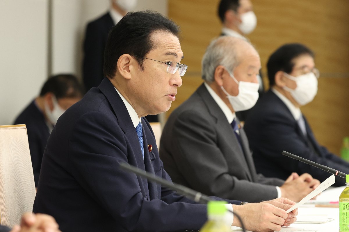 経済財政諮問会議であいさつする岸田文雄首相（左）＝５月３１日午後、首相官邸