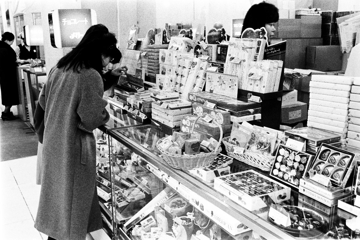 東京・銀座のデパートチョコレート売り場＝１９８５年２月