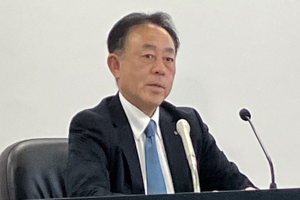 記者会見する全国地方銀行協会の秋野哲也会長=14日、東京都内