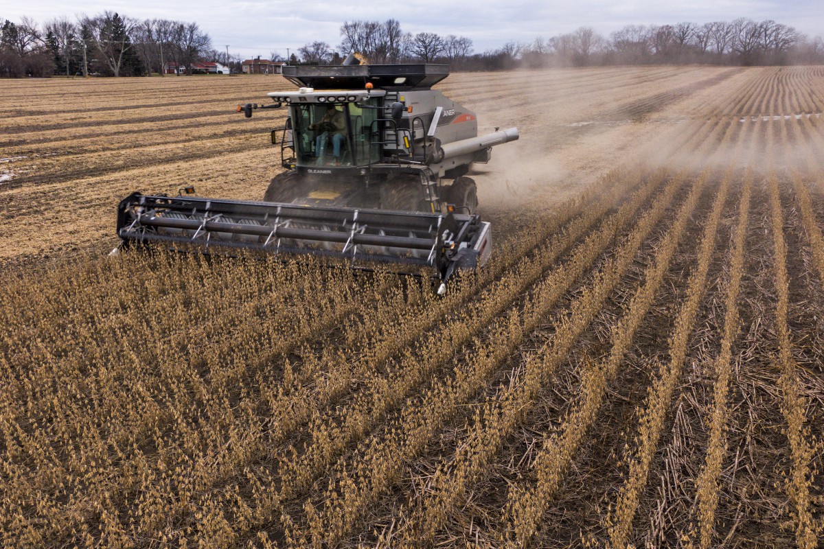 大豆の収穫をする農家、米国イリノイ州2019年12月／EPA時事