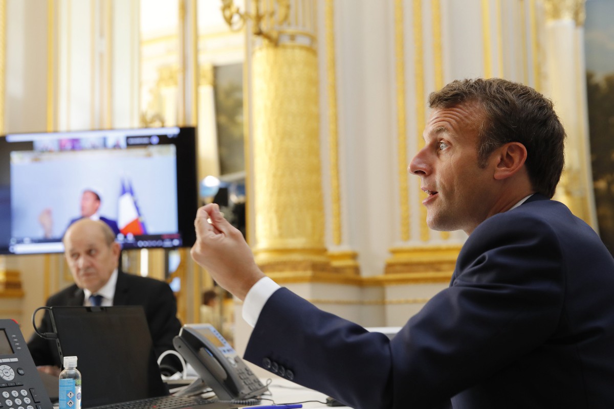 世界保健機関（ＷＨＯ）のテドロス事務局長らとのビデオ会議にパリから参加するフランスのマクロン大統領（右）（フランス・パリ）、4月24日／EPA時事