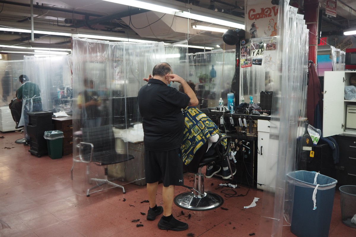 ２２日、アメリカ・ニューヨーク市で再開した理髪店