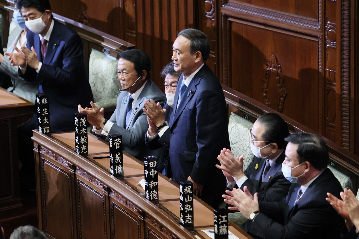衆院本会議で第９９代内閣総理大臣に指名された自民党の菅義偉総裁（右から３人目）＝１６日午後、国会内