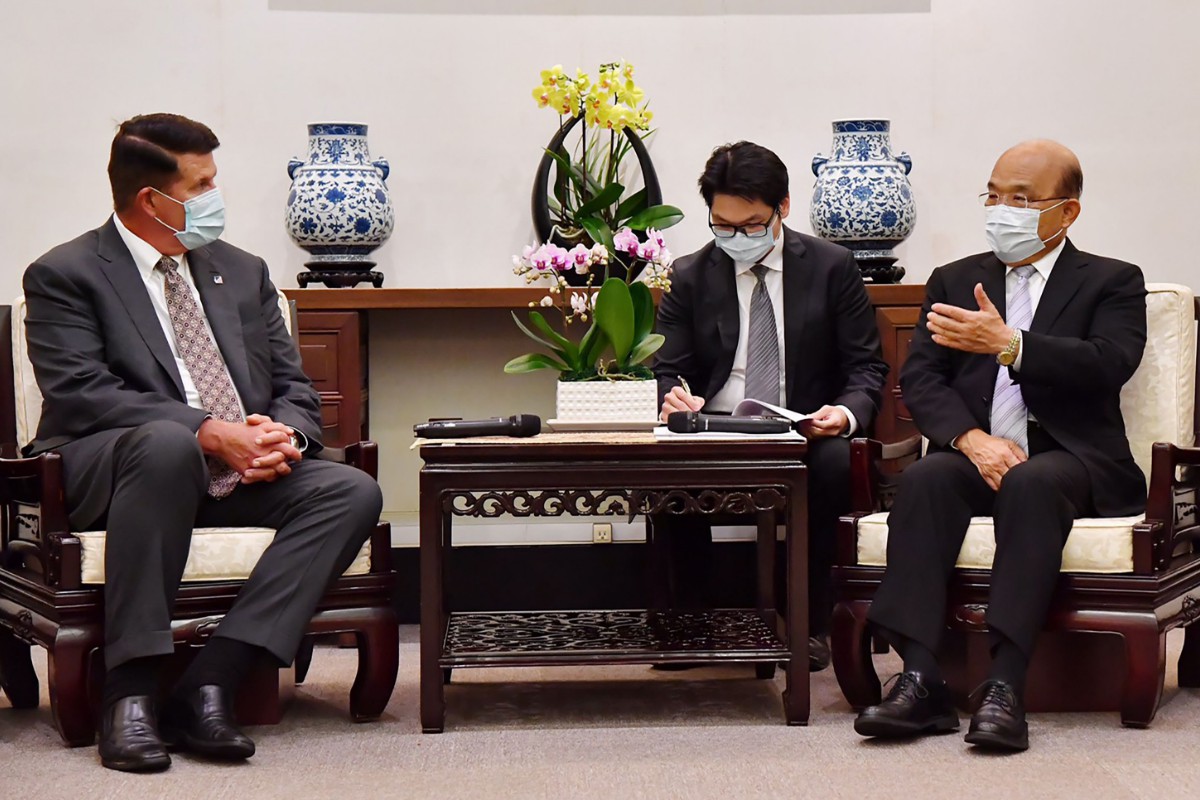 台北市内で、クラック米国務次官（左）と会談する台湾の蘇貞昌・行政院長（右）（台湾・台北）＝9月18日／AFP時事