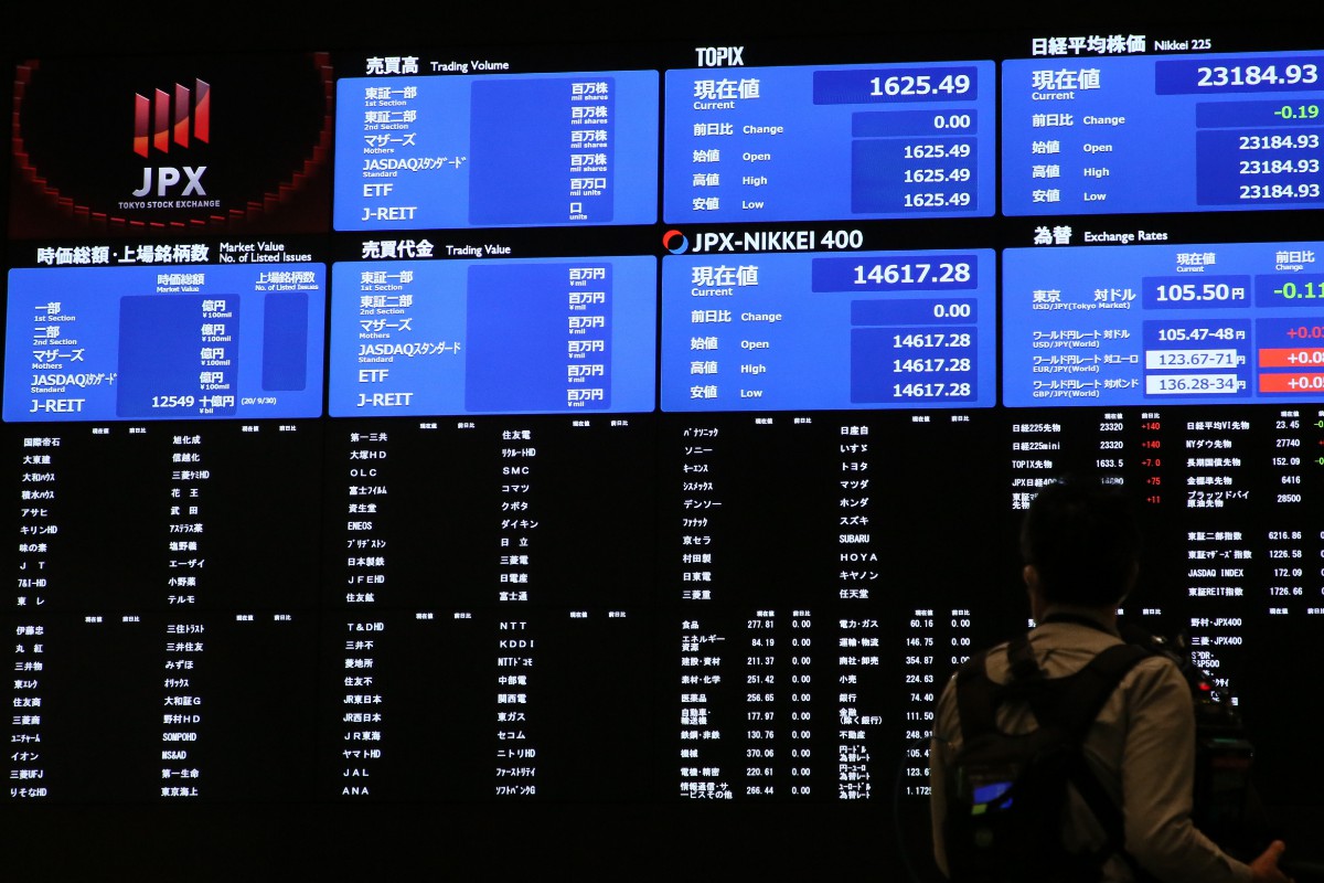 システム障害で全銘柄の売買が止まった東京証券取引所の電光ボード＝１日午前、東京都中央区