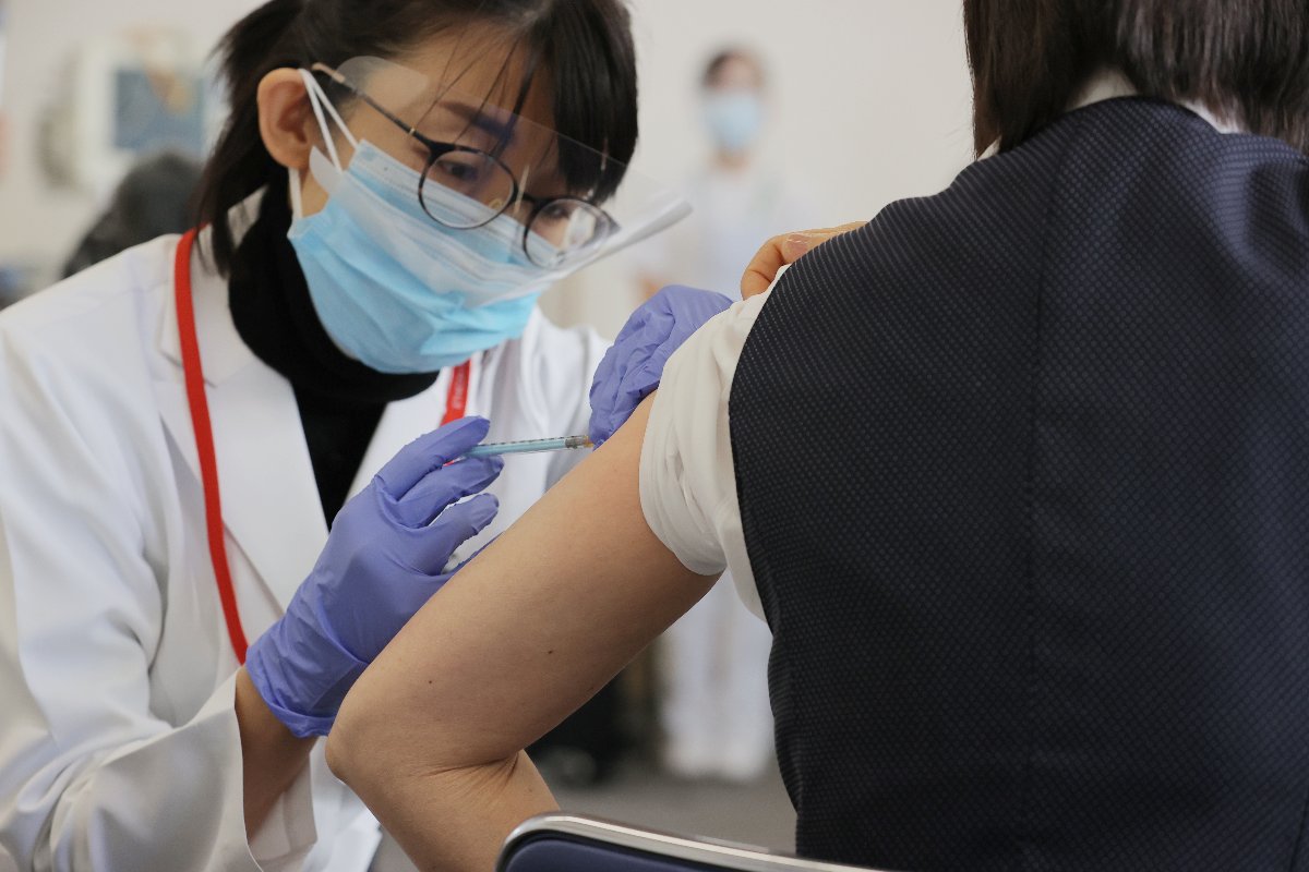 国内で始まった新型コロナウイルスのワクチン接種＝１７日午前、東京都目黒区の国立病院機構東京医療センター