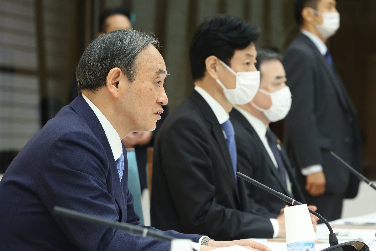 経済財政諮問会議で発言する菅義偉首相（左端）＝２６日、首相官邸
