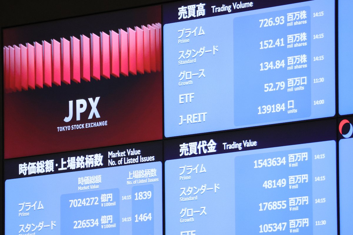 株式市場が再編され、「プライム」「スタンダード」「グロース」の新区分が表示された東京証券取引所のボード＝４日、東京都中央区