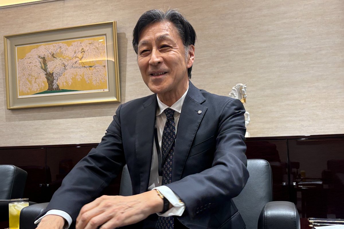 インタビューに答える豊トラスティ証券の多々良孝之専務取締役管理本部長＝４月９日、東京都中央区