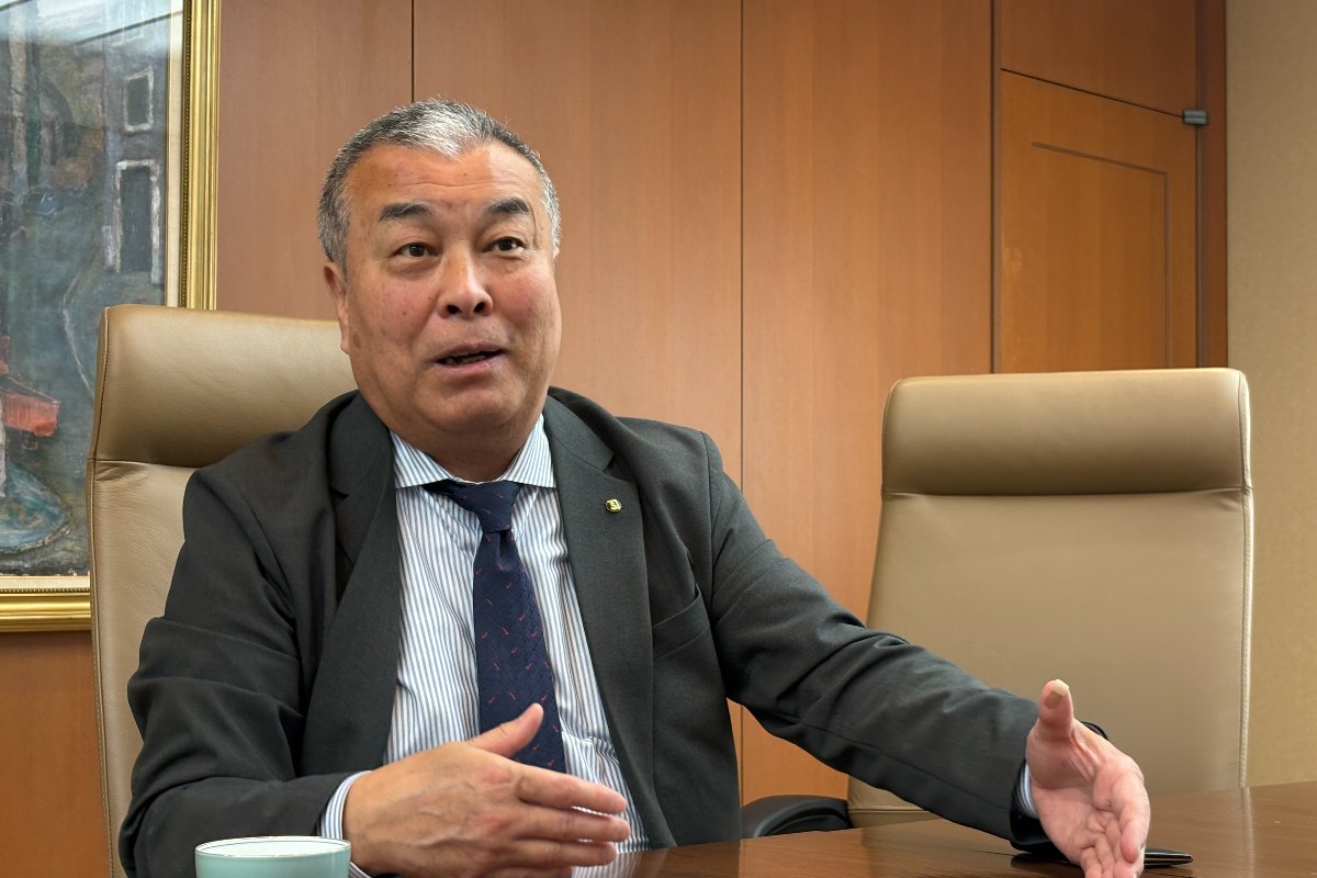 インタビューに答える豊トラスティ証券の多々良孝之専務取締役管理本部長＝４月９日、東京都中央区