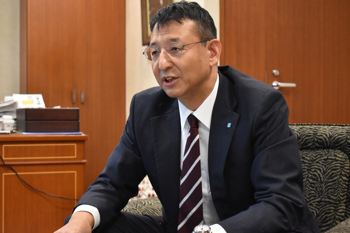 インタビューに答える中原証券の中原正博社長＝１０月１７日、東京都中央区